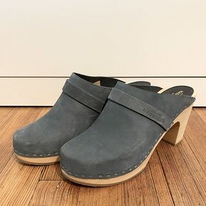Swedish Hasbeens. Blue leather clogs. 39.